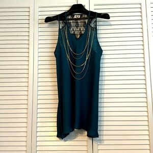 Sleeveless tunic with lace shoulders and upper back